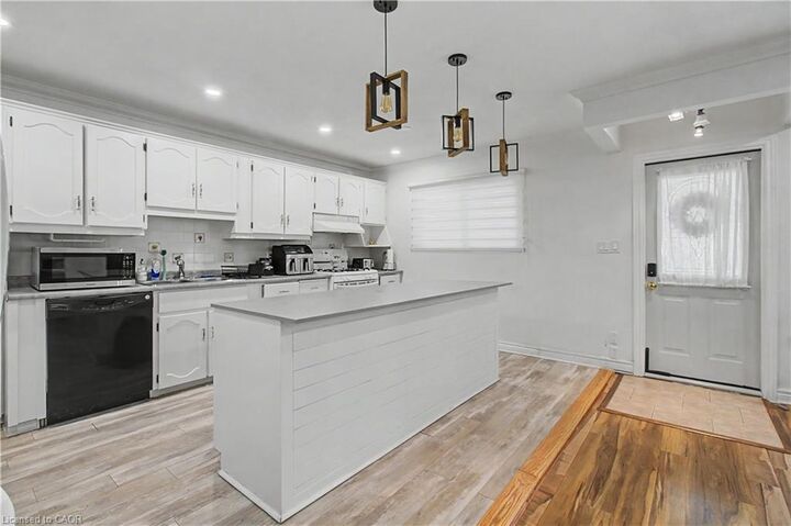 Property Photo:  2110 Cavendish Drive Upper Floor  ON L7P 1Z3 