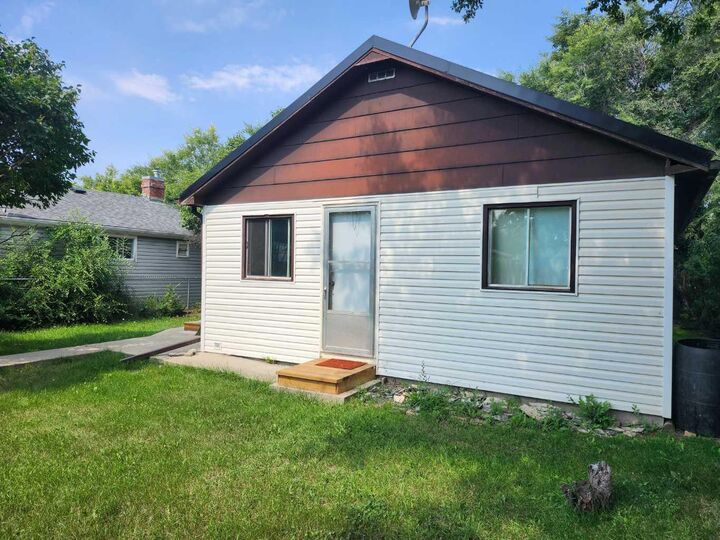Property Photo:  34 2 Street E  AB T0J 2V0 