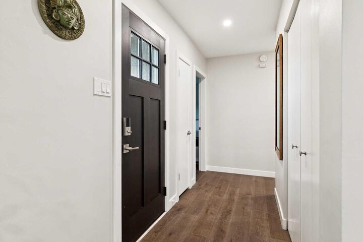 Property Photo:  5327 17 Avenue SW  AB T3E 0E8 