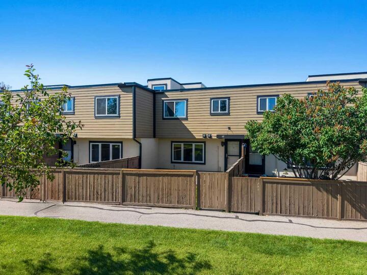 Property Photo:  3809 45 Street SW 40  AB T3E 3H4 