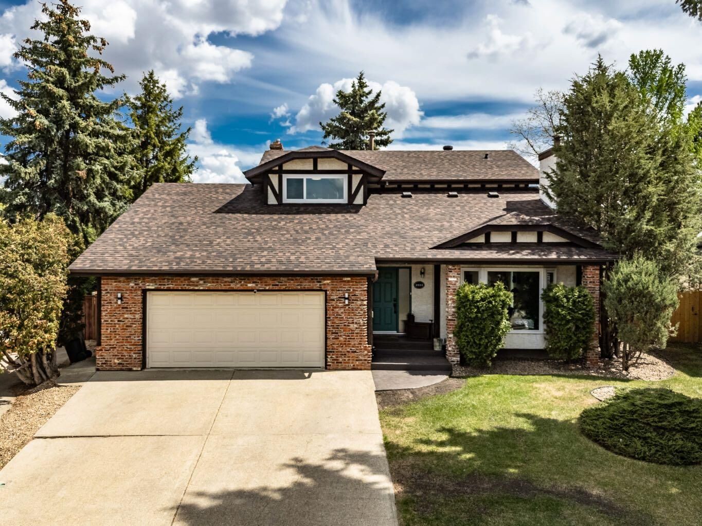 Property Photo:  2021 112A Street  AB T6J 4V5 
