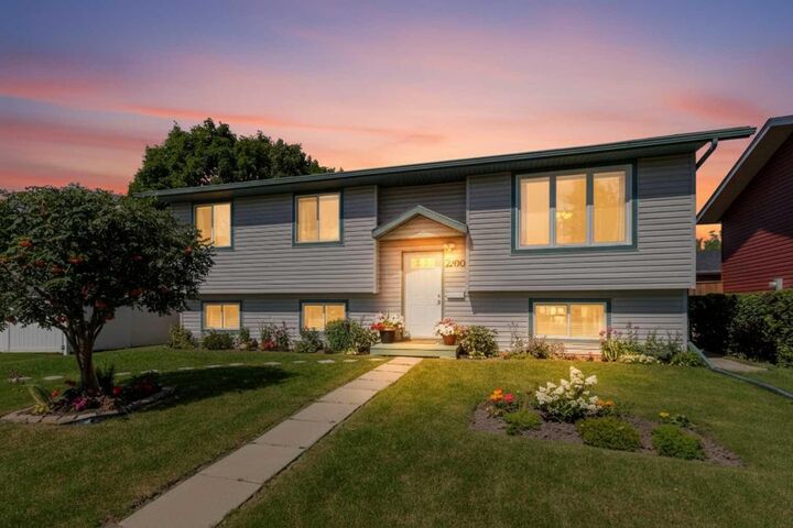 2100 25 Avenue — photo 1