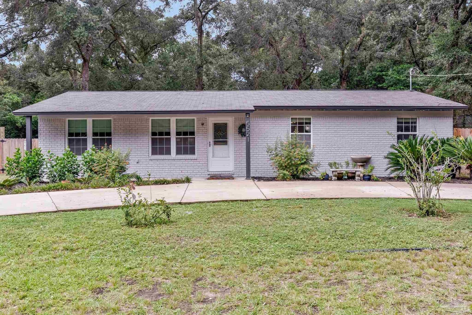 Property Photo: 5521 Ormond Dr FL 32526