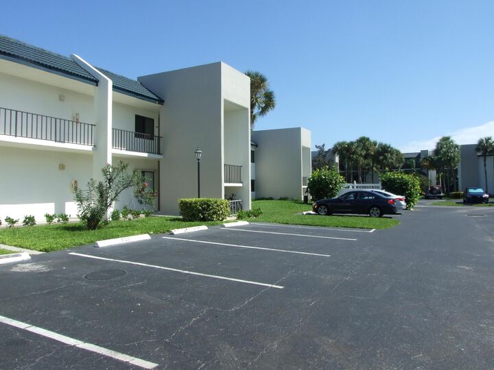 Property Photo:  1605 US-1 V4 203  FL 33477 