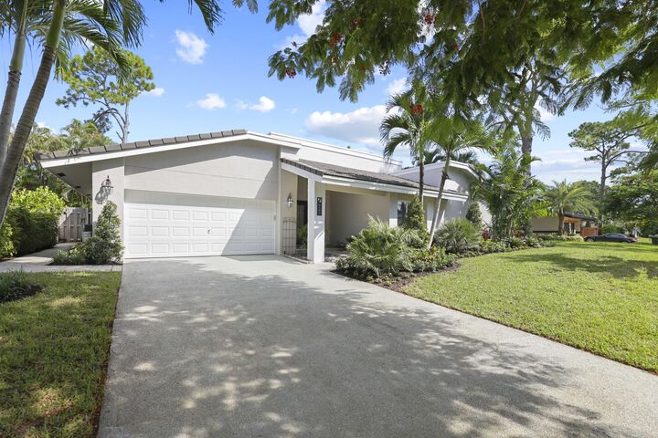 Property Photo:  824 Foxpointe Circle  FL 33445 
