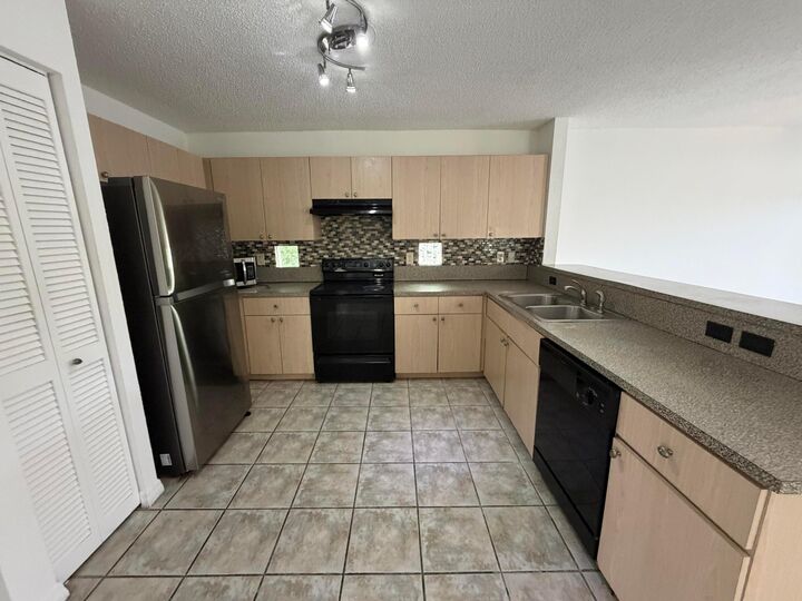 Property Photo:  4172 Pine Hollow Circle  FL 33463 