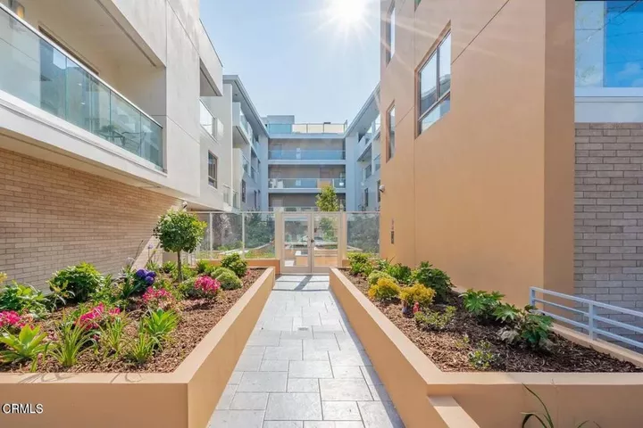 Property Photo:  137 S Wilson Avenue 107  CA 91106 