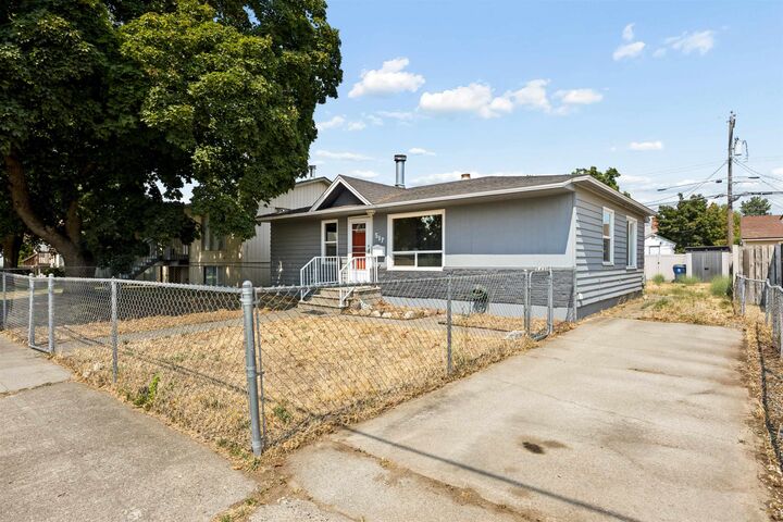 Property Photo: 517 E Longfellow Ave WA 99207
