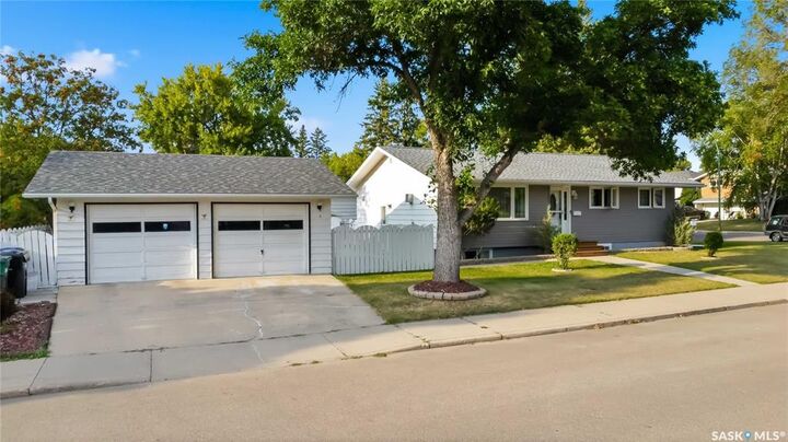 Property Photo: 192 Salisbury Drive SK S7H 3J8