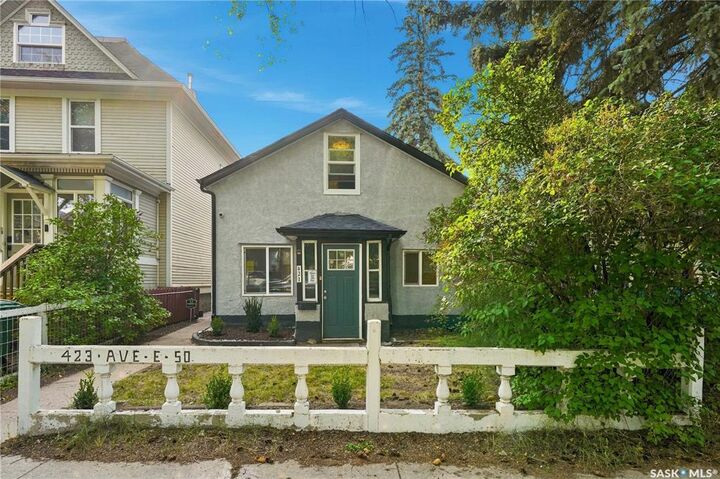 Property Photo: 423 E Avenue S SK S7M 1S4