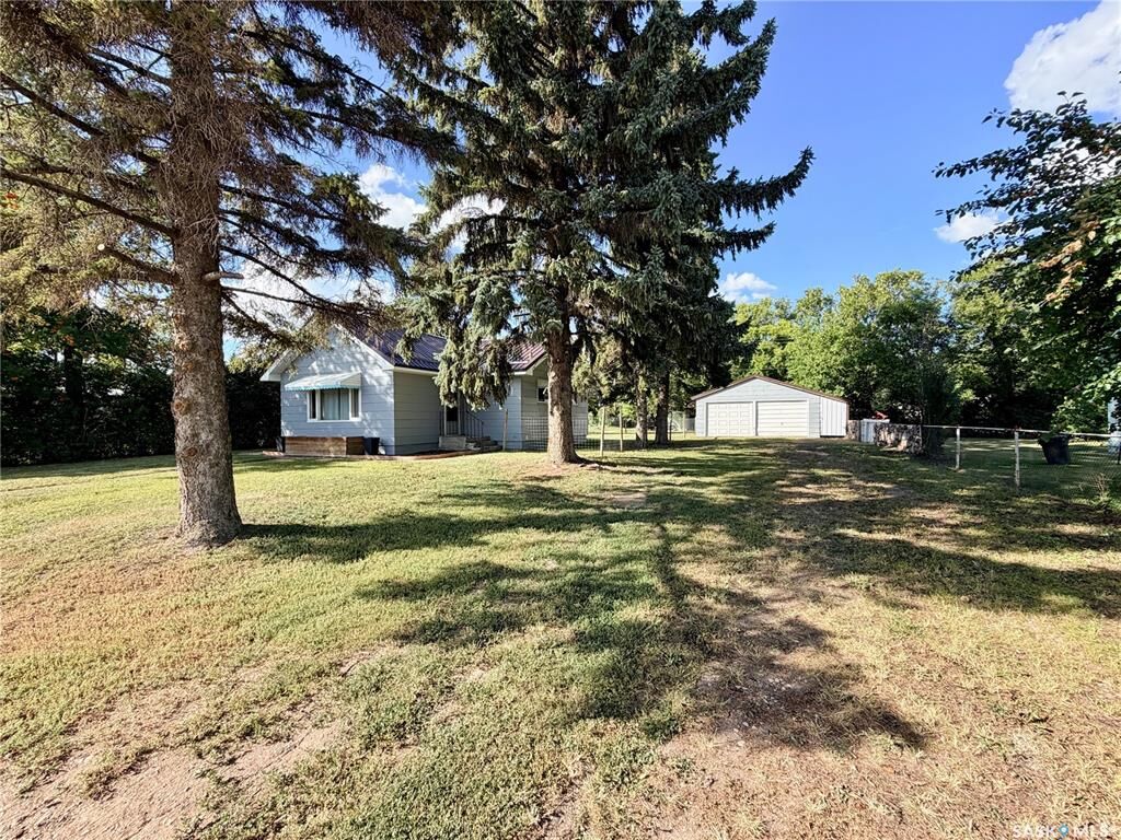 Property Photo:  104 Railway Avenue E  SK S0M 2C0 