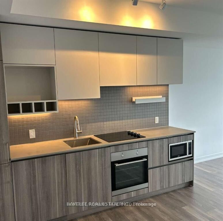 Property Photo:  898 Portage Parkway 4511  ON L4K 0J6 