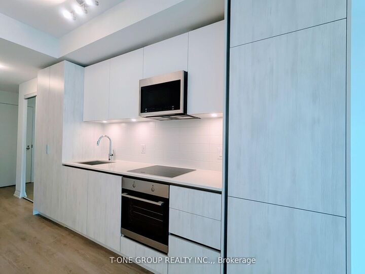 Property Photo:  28 Widmer Street 3722  ON M5V 0T2 