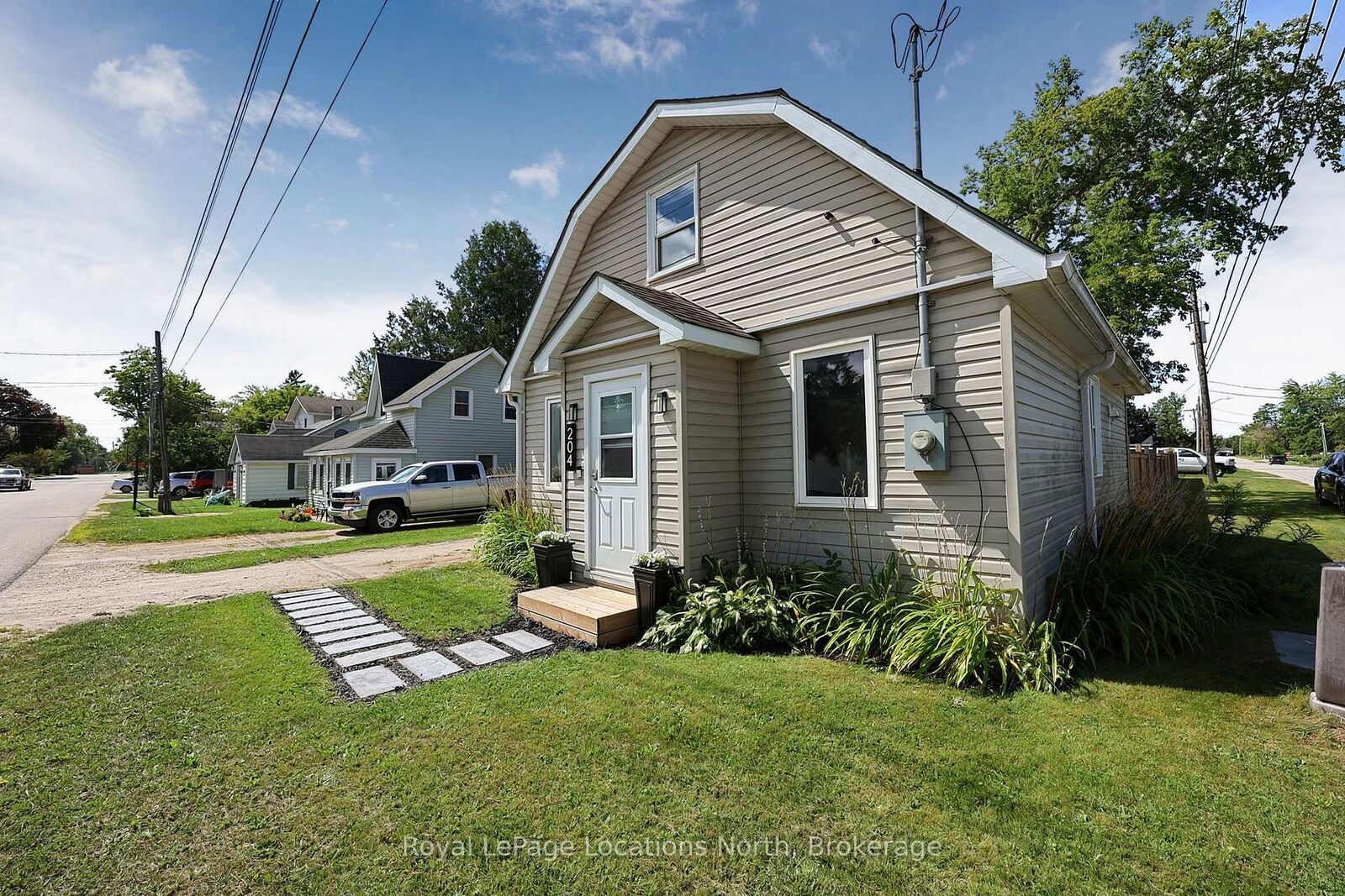 Property Photo:  204 Sutherland Street N  ON L0M 1S0 