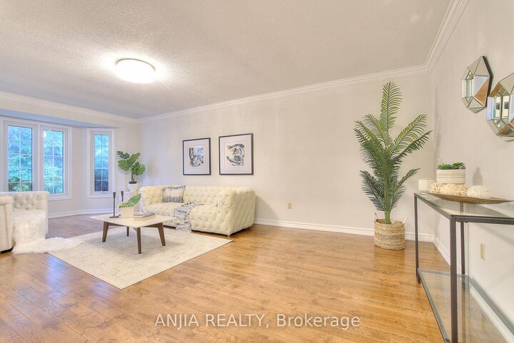 Property Photo: 22 Chiltern Hill ON L4B 3B8