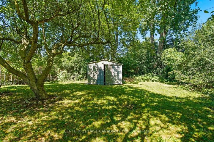 Property Photo:  17 Edgemere Crescent  ON N5Z 4M6 