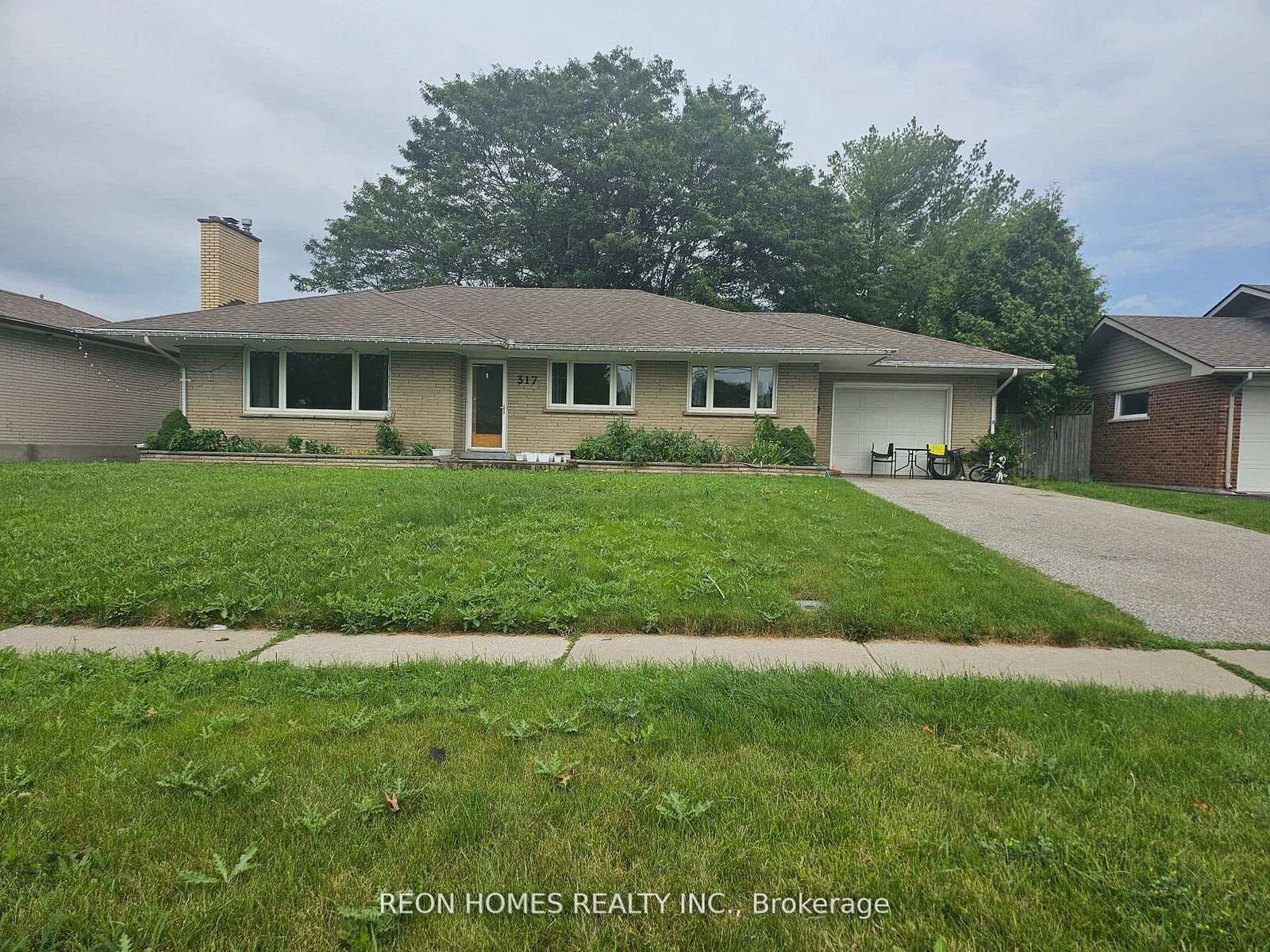 Property Photo:  317 Farewell Street  ON L1H 6L8 