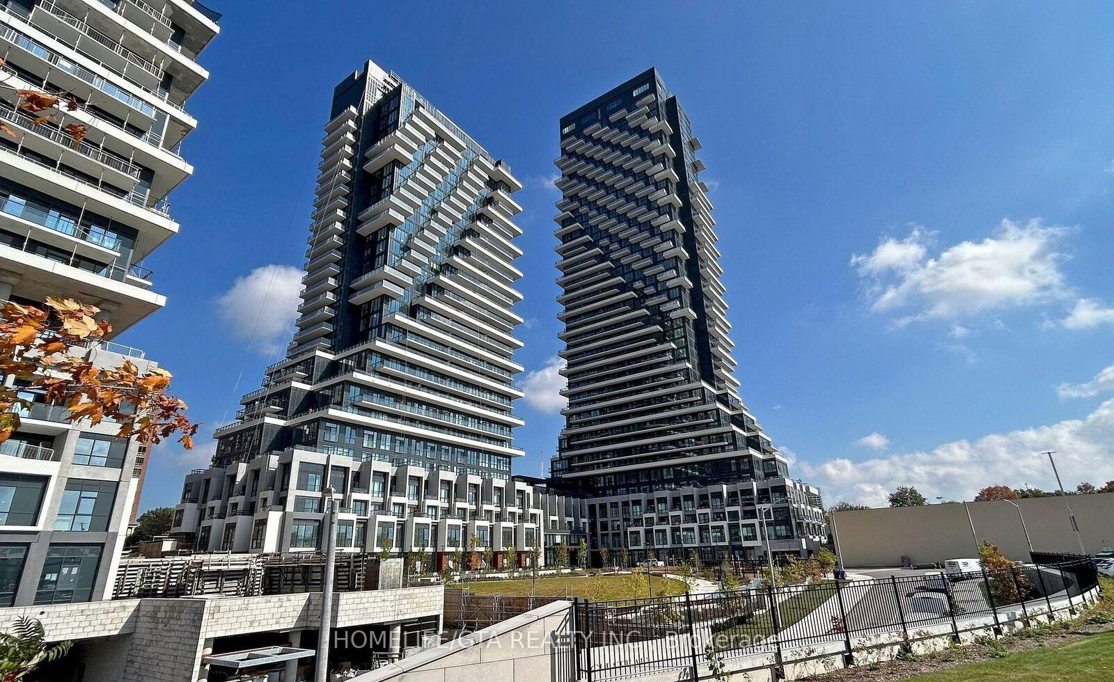 Property Photo: 30 Inn On The Park Drive 3806 ON M3C 0P7