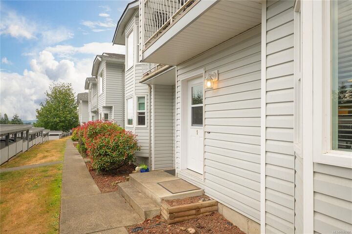 Property Photo: 274 Harwell Rd #1 BC V9R 6V1