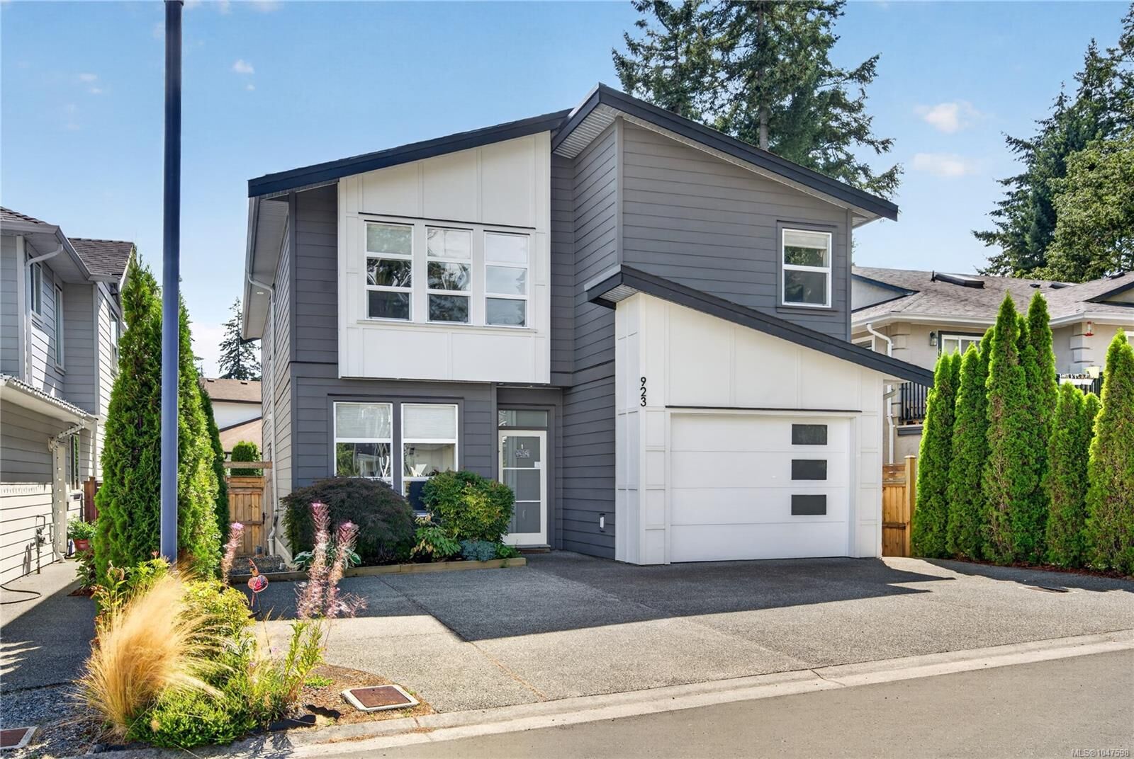 Property Photo: 923 Randall Pl BC V9B 5W1