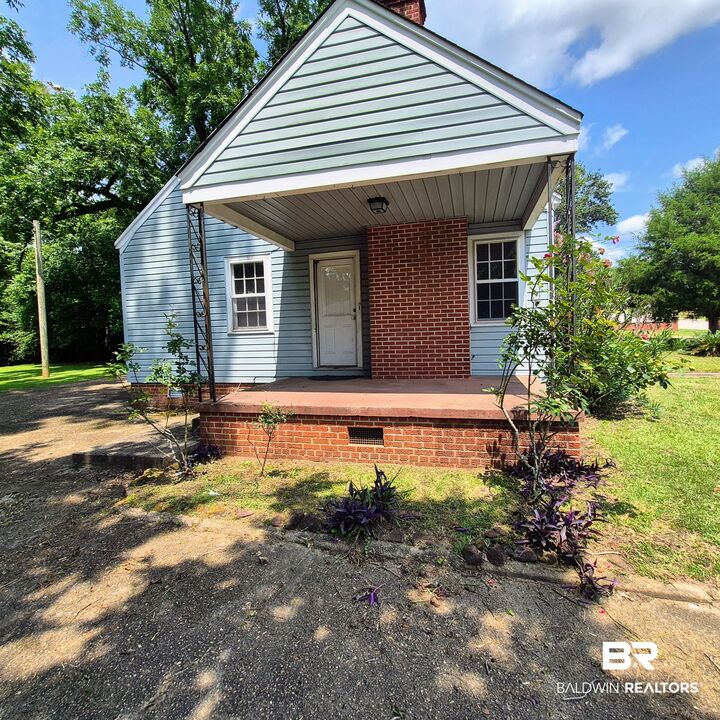 Property Photo:  513 Dr Martin Luther King Jr Drive  AL 36401 