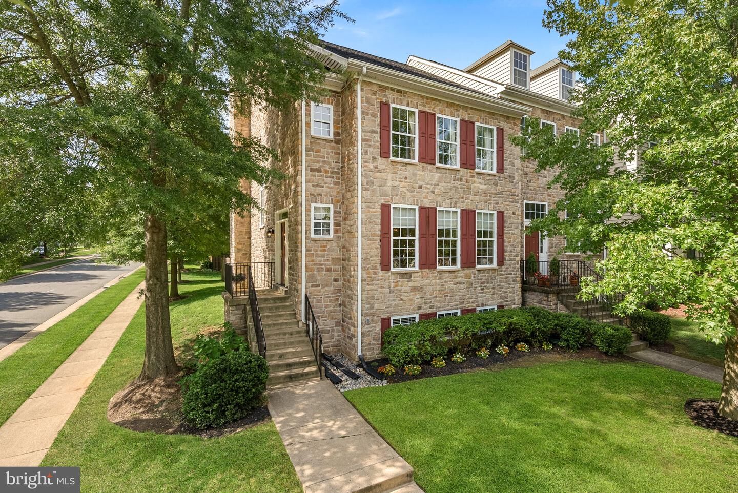 Property Photo:  401 Leeds Ridge Court  VA 20132 