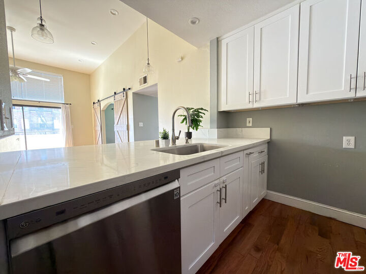 Property Photo: 326 S Manhattan Pl, Unit 203 CA 90020