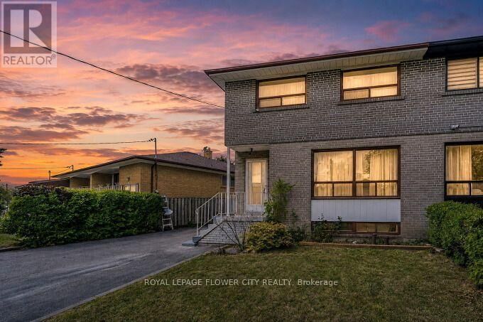 Property Photo:  3 Clayhall Crescent  ON M3J 1W5 