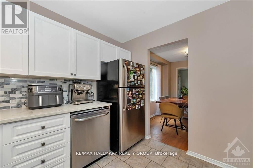 Property Photo: 17 Ravenscroft Court ON K2S 1R3