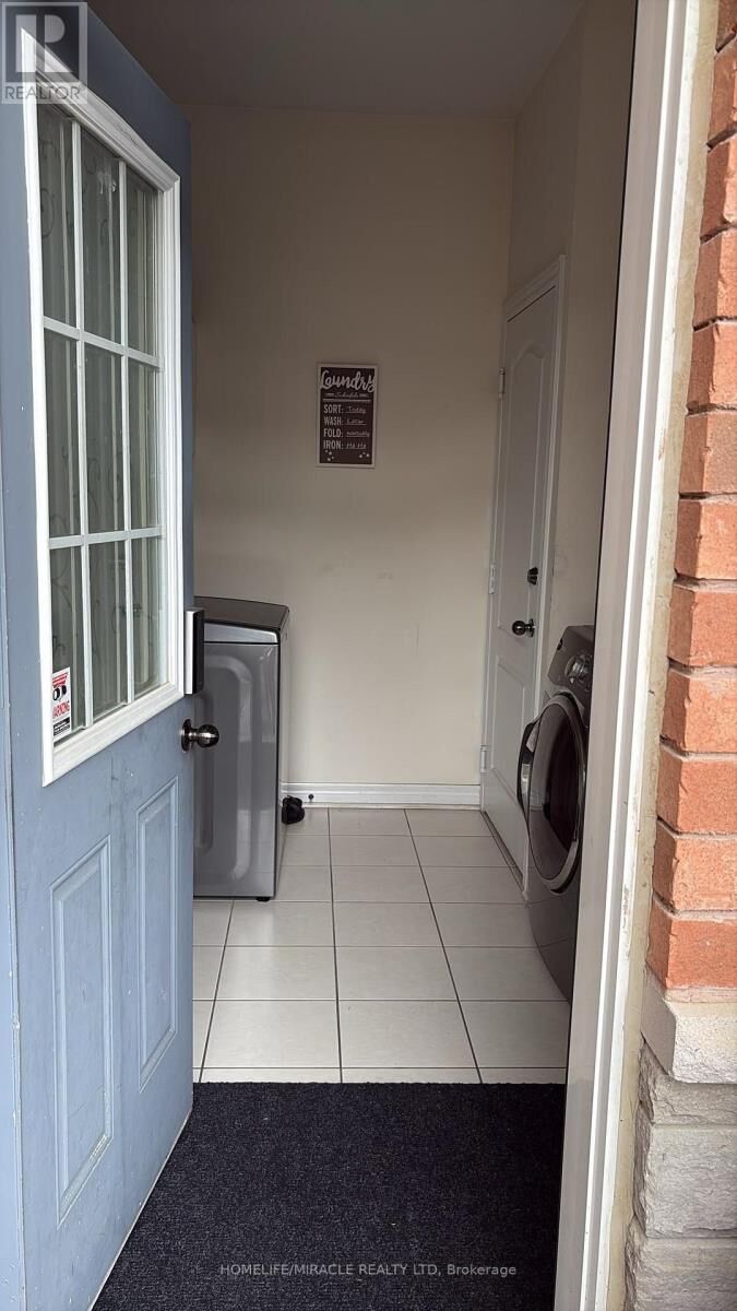 Property Photo: 114 Lorenzo Circle Bst ON L6R 3N4