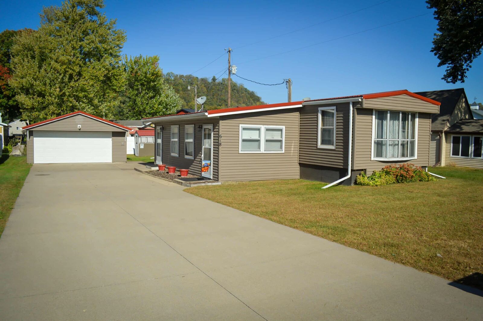 Property Photo:  618 Sunset View Street  IA 52146 