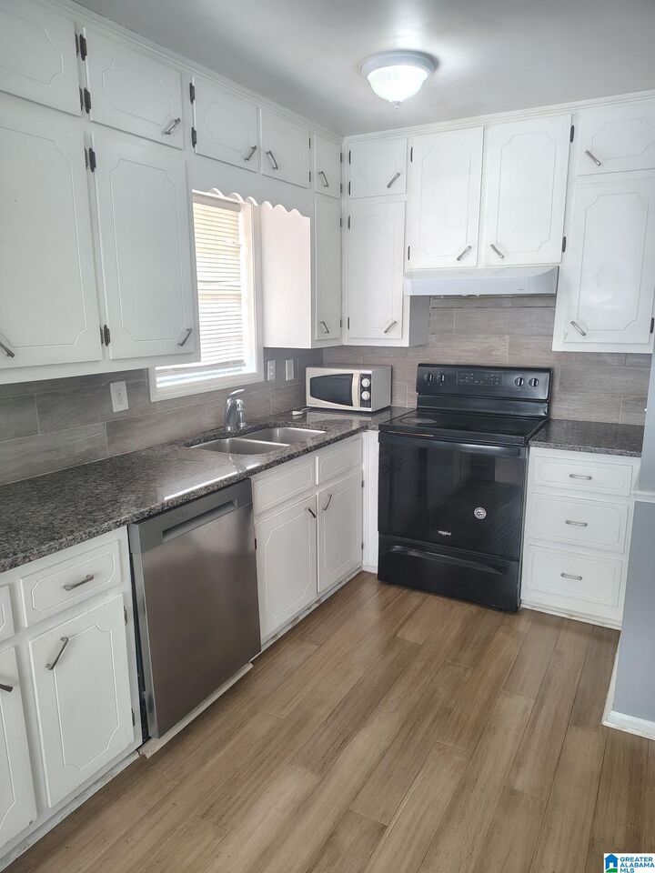 Property Photo: 6909 Arnett Circle AL 35173