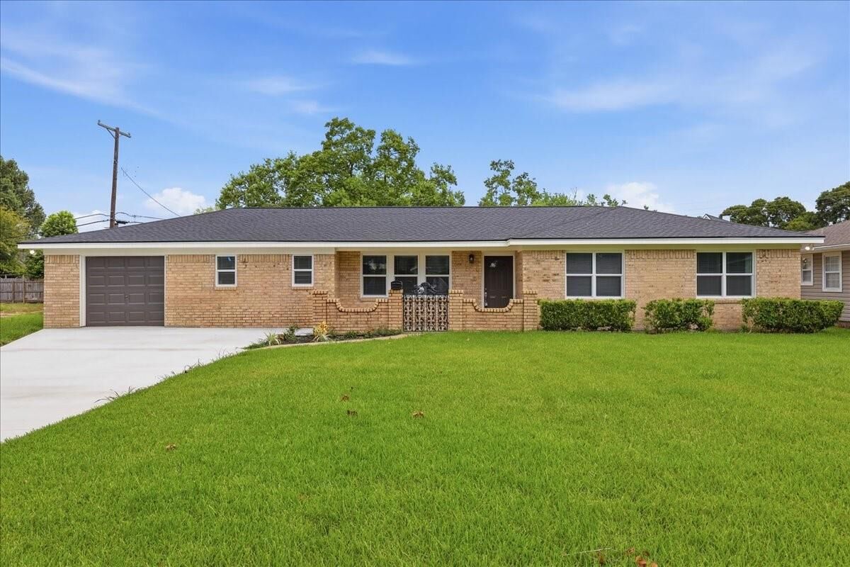 Property Photo: 1716 Avenue E TX 77627