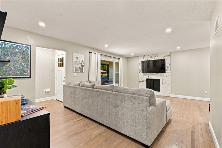 Property Photo:  807 W 87th Terrace  MO 64114 