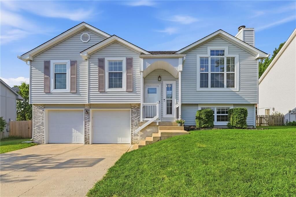 Property Photo: 107 E Laredo Trail MO 64083