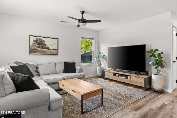 Property Photo: 410 Harville St TN 37804