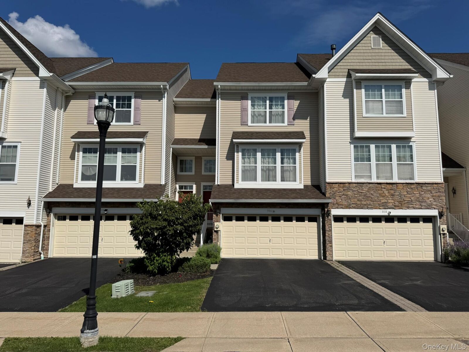 Property Photo:  806 Hawthorn Way  NY 12553 