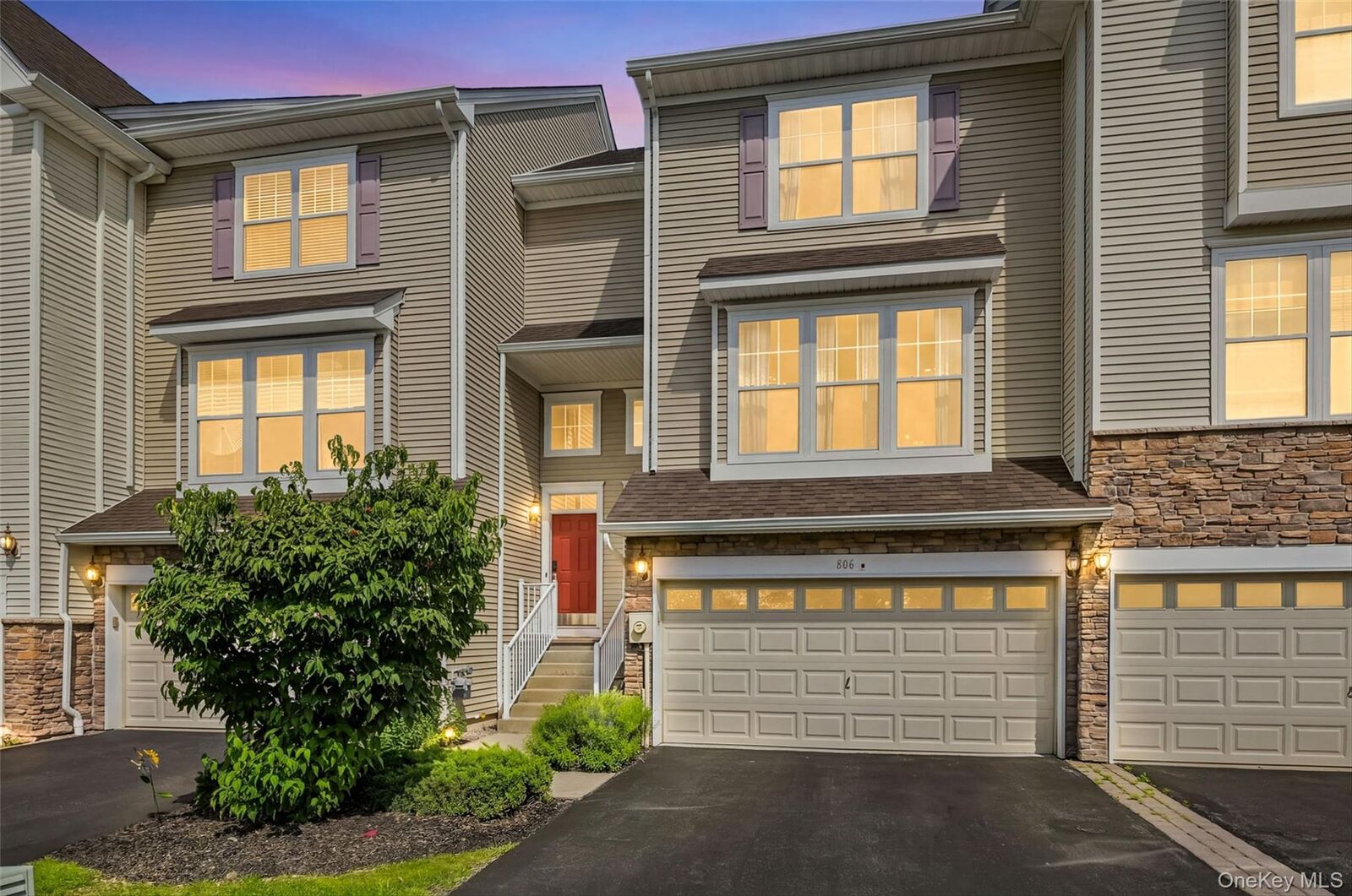 Property Photo:  806 Hawthorn Way  NY 12553 