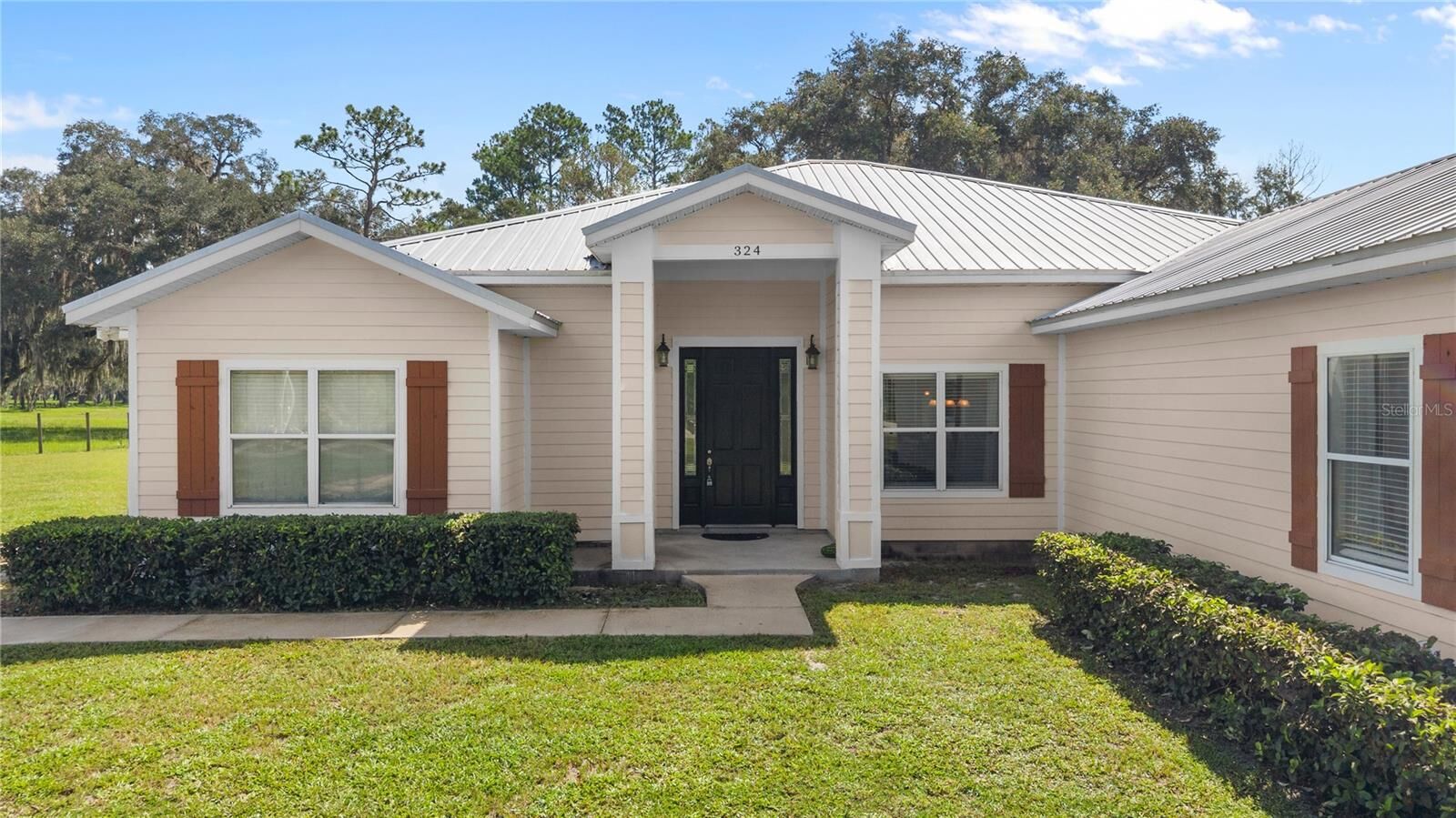 Property Photo: 324 NE 300th Street FL 32628