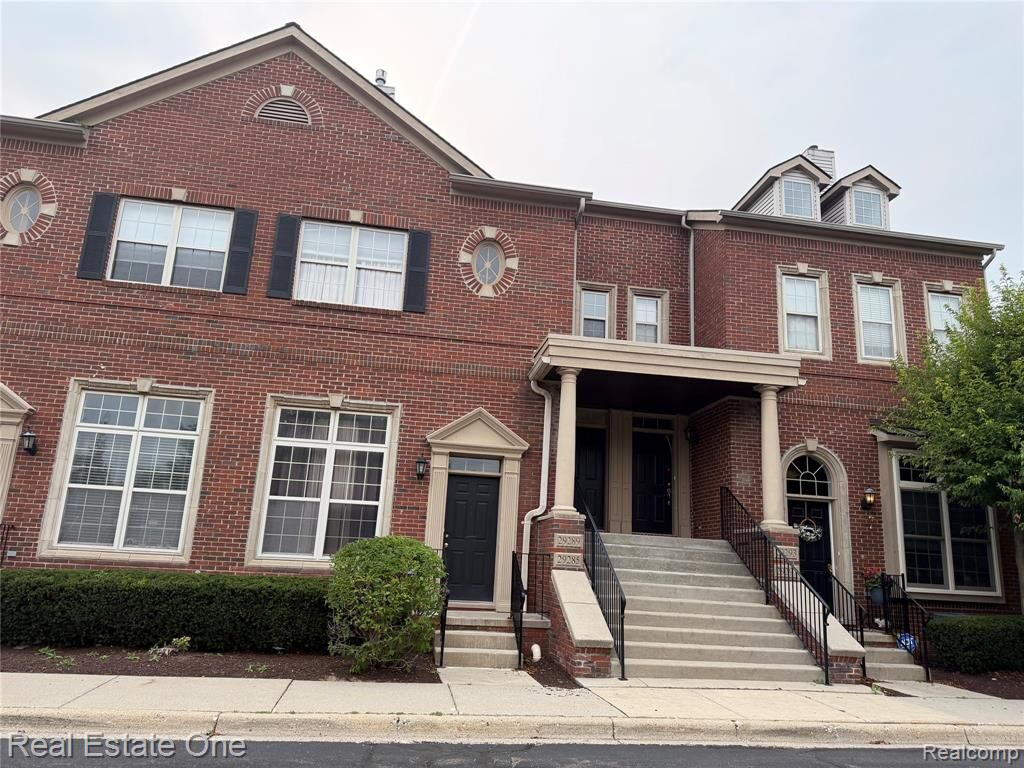 Property Photo:  29285 Glen Oaks Boulevard  MI 48334 2930 