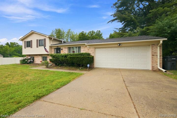 Property Photo: 32 S Eastway Drive MI 48342 2931