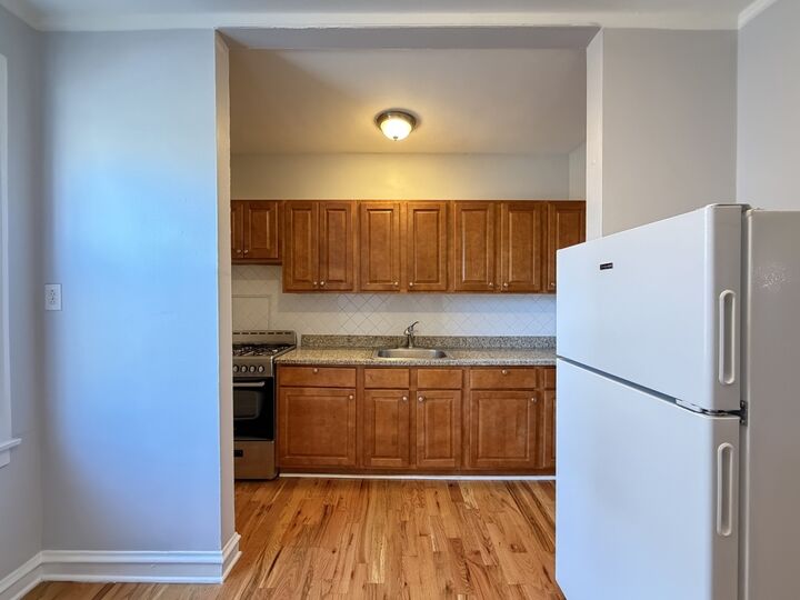 Property Photo: 917 W Eastwood Avenue 705 IL 60640