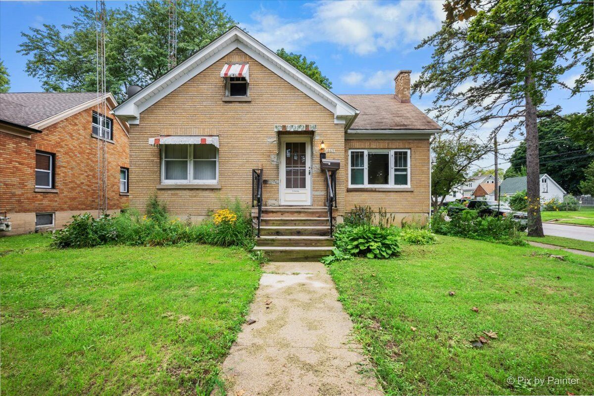 Property Photo: 867 Clay Street IL 60098