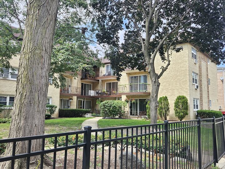 Property Photo:  5218 N Delphia Avenue 309  IL 60656 