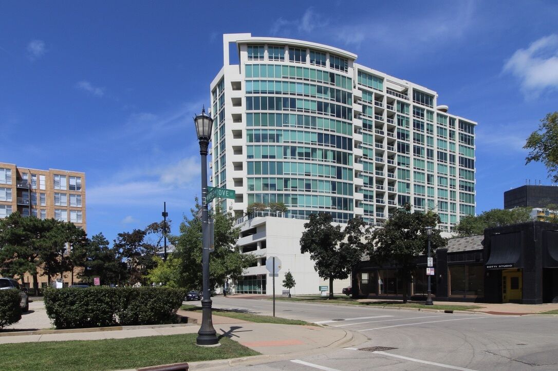 Property Photo:  1570 Elmwood Avenue 706  IL 60201 
