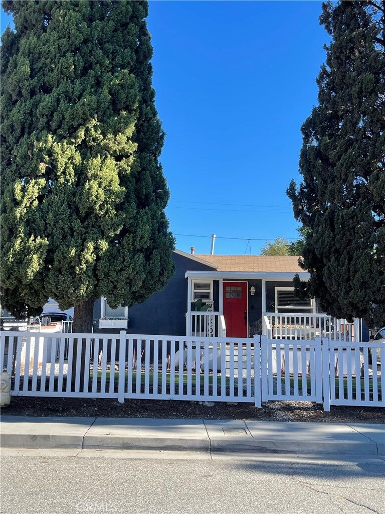 Property Photo: 977 W Hays CA 92220