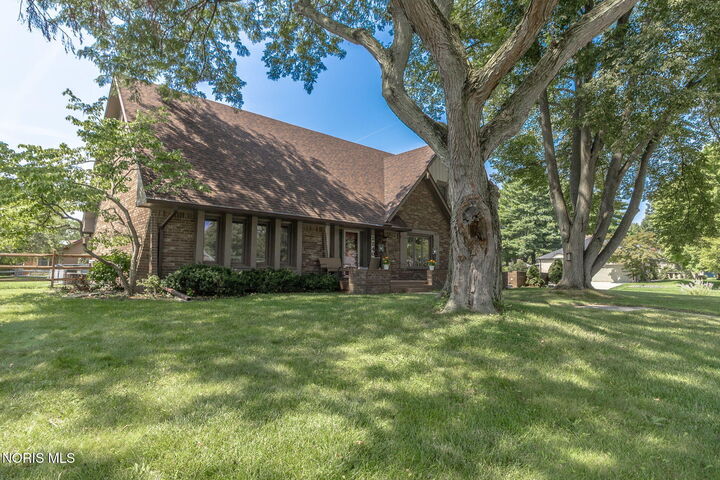 Property Photo: 2240 Tanglewood Drive OH 43614