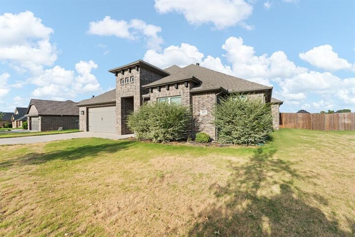 Property Photo: 125 Treys Way TX 76044