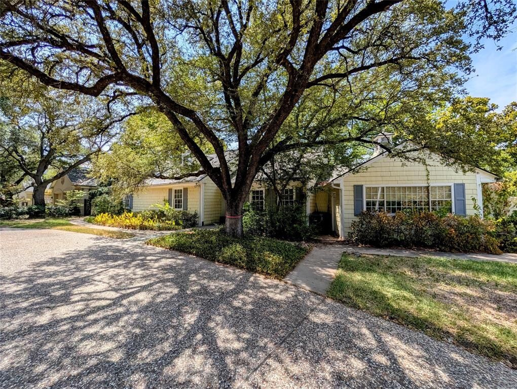 Property Photo: 215 N Rivercrest Drive TX 76107