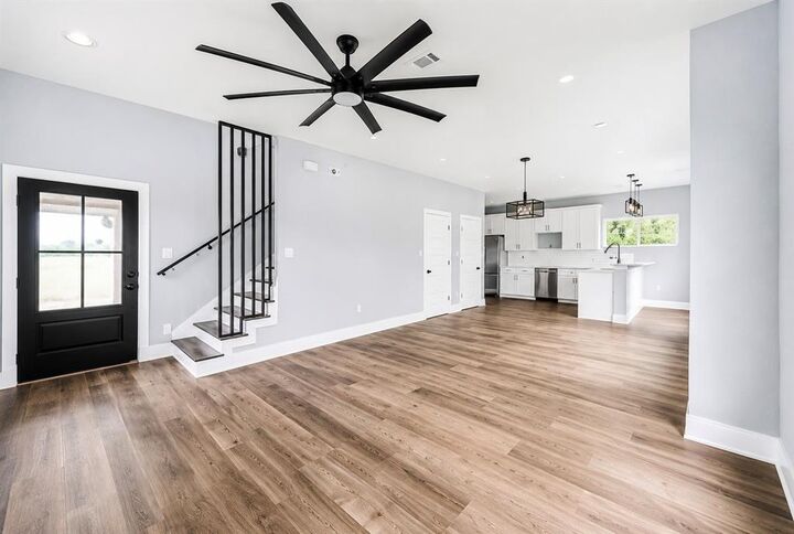 Property Photo: 1115 E Oleander Street TX 76104